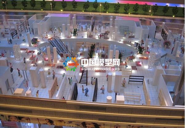 模型使用升降技術完美剖析內部空間